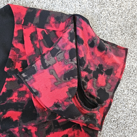 Halston sm crepe structured flowy flutter sleeve dress - Picture 13 of 17